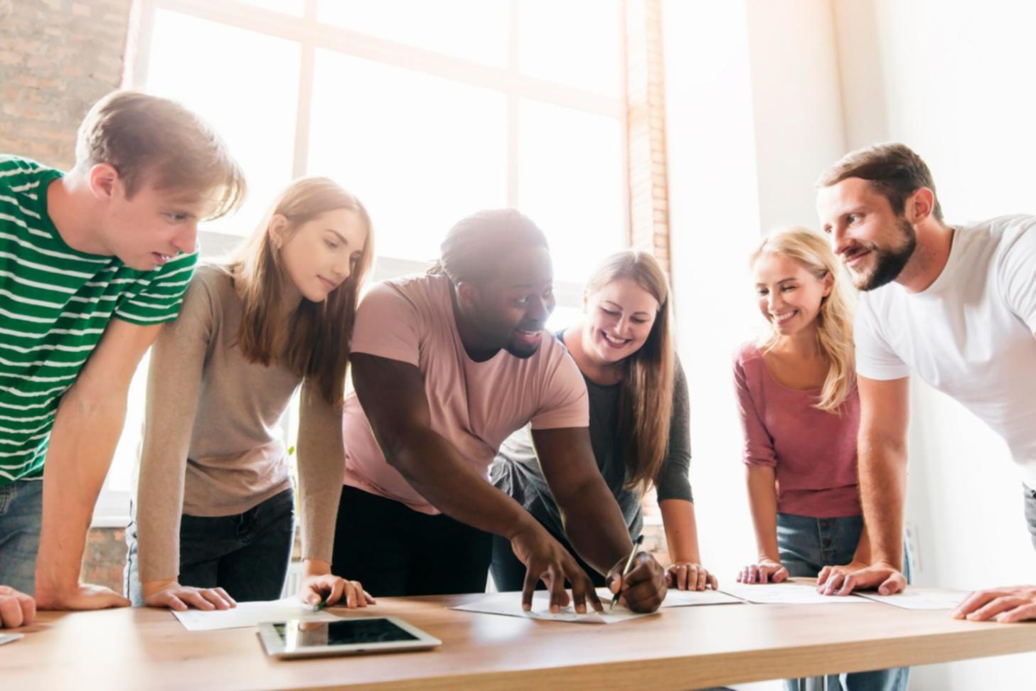 Équipe de professionnels analysant des données financières
