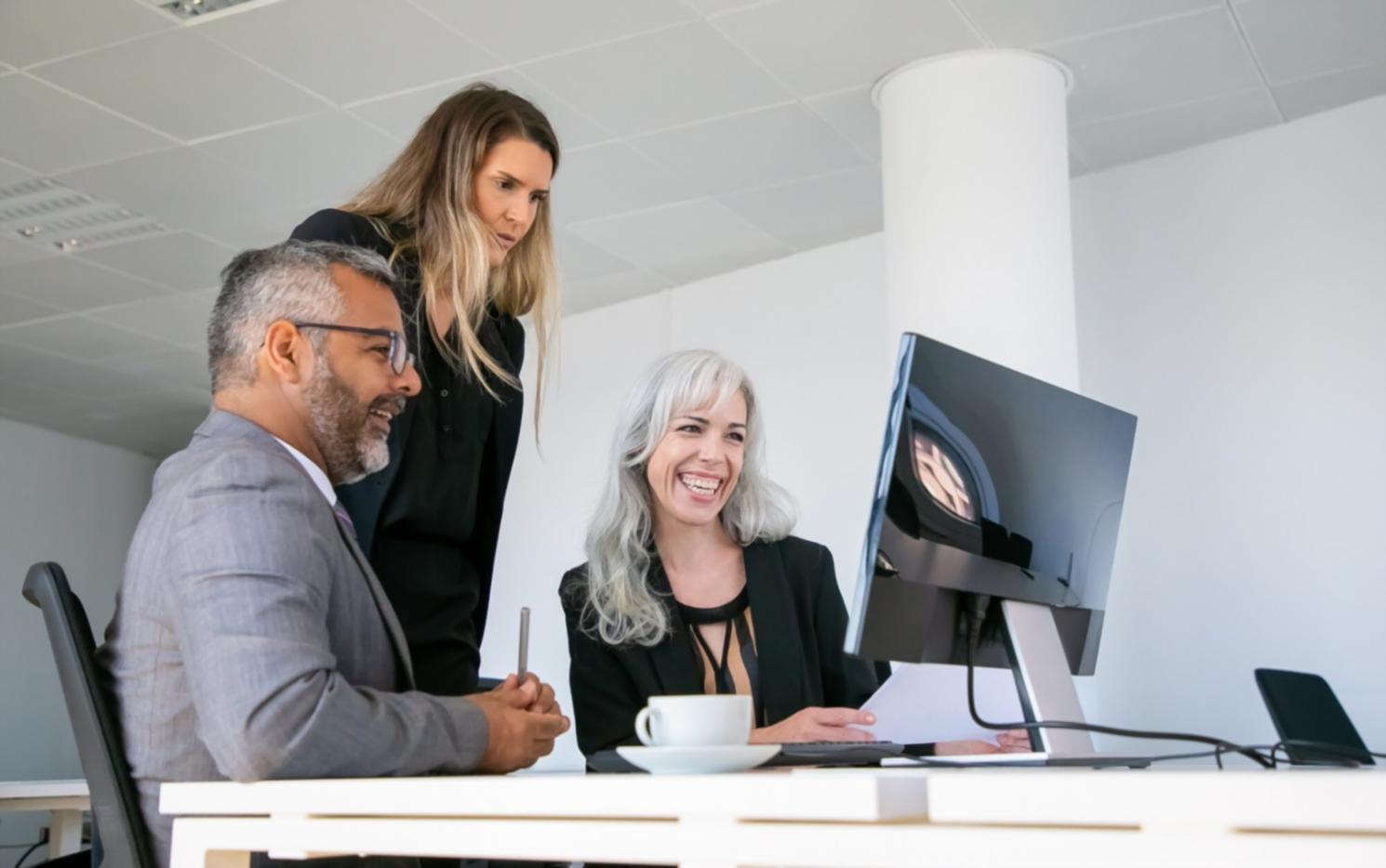 Session de formation pratique avec les étudiants travaillant sur des modèles financiers réels